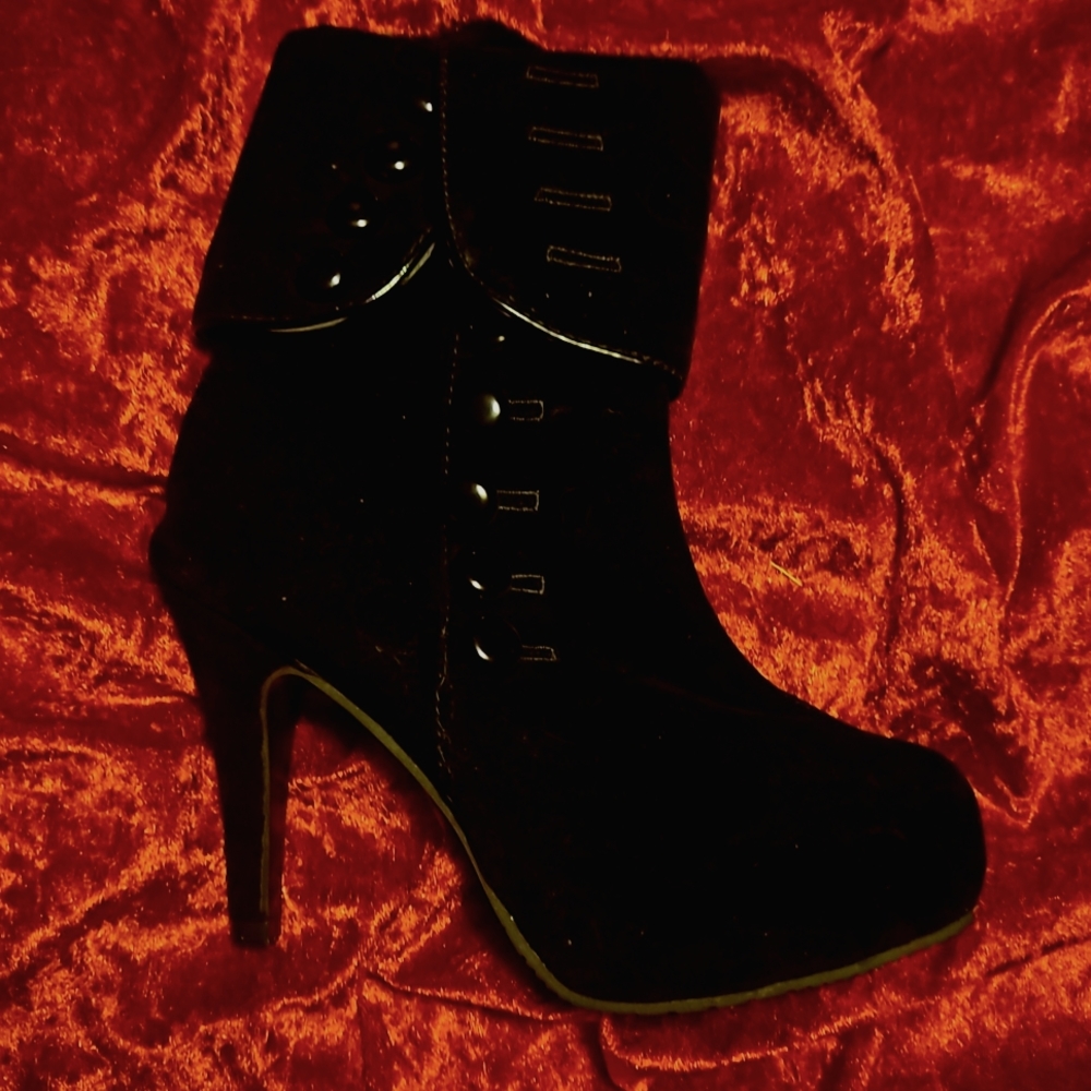 Women's Boots 4 in high heels buttons on the side black suede